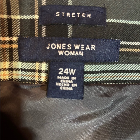 Beautiful green plaid skirt. - Picture 6 of 8